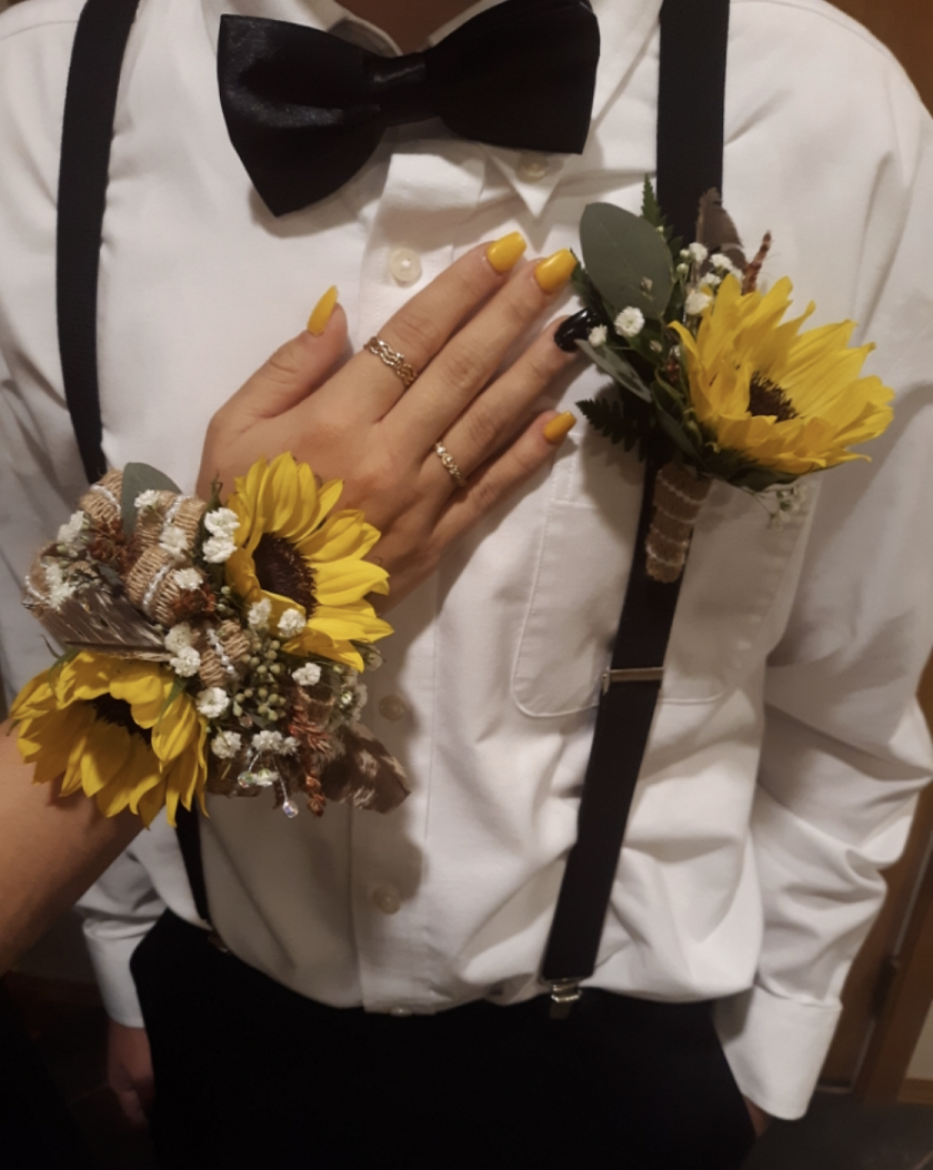 Prom corsage store for yellow dress